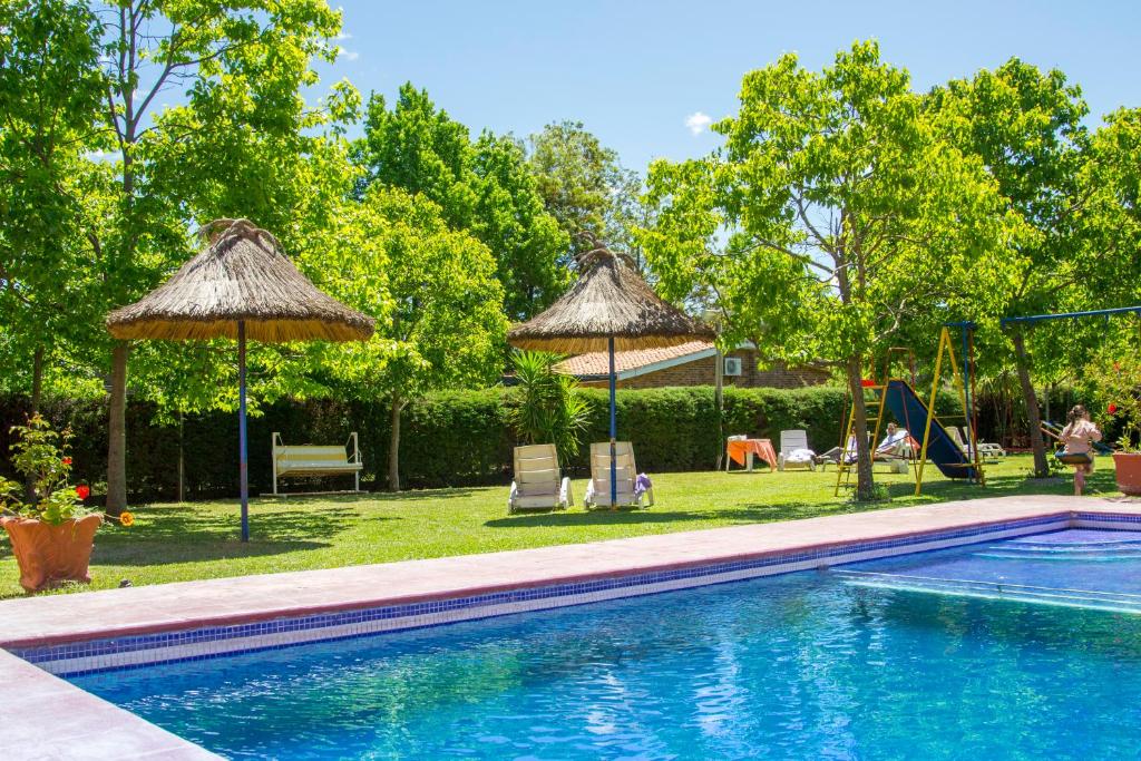 בריכת השחייה שנמצאת ב-Apart Hotel Natural del Daymán או באזור