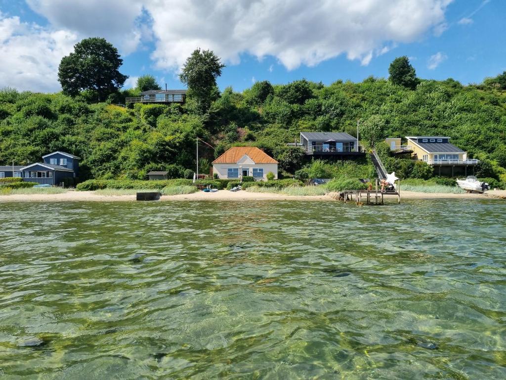 eine Gruppe von Häusern am Ufer des Wassers in der Unterkunft Exklusive Lage Direkt Am Wasser in Kolding
