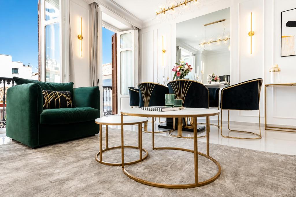 Deluxe Central Old Town Apartment