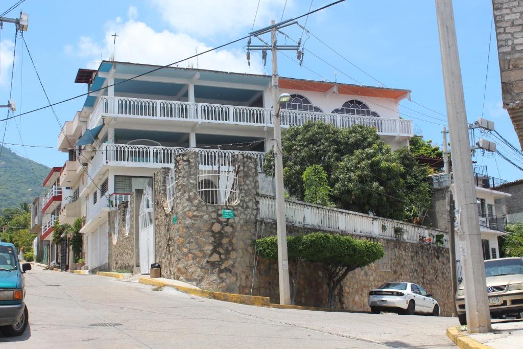 a building on the side of a street at Condominio AcaGutty 1B in Acapulco