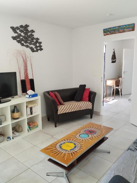 a living room with a couch and a table at Mèze joli T2 proche du centre et de la plage in Mèze
