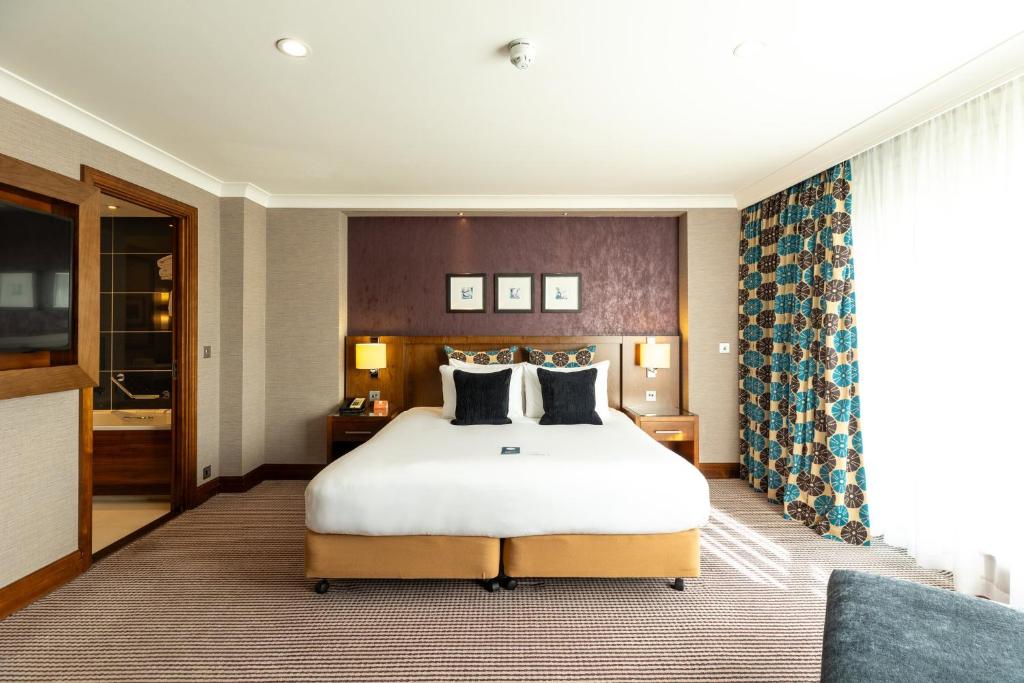 Llit o llits en una habitació de Crowne Plaza London - Gatwick Airport by IHG