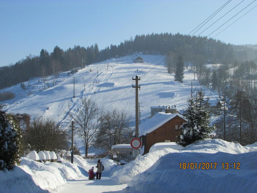 SmržovkaにあるApartmán Saxán Smržovkaの雪に覆われたスキー場(スキーリフト付)