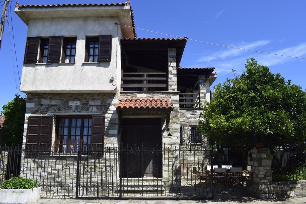 an old house with a fence in front of it at Villa Viviana in Milina