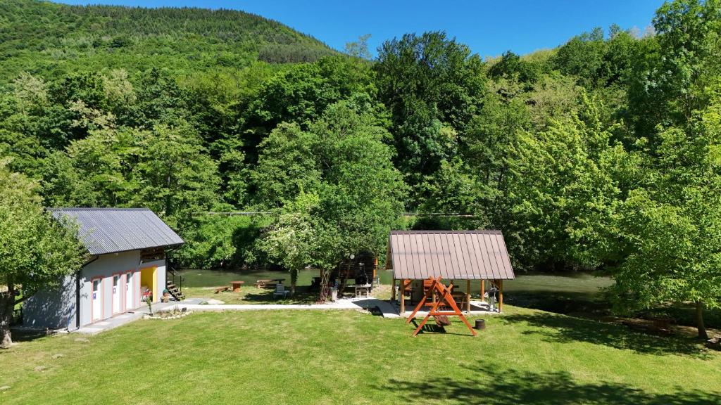 eine Luftaufnahme eines Hauses und eines Hofes in der Unterkunft Kod Hamde in Jajce