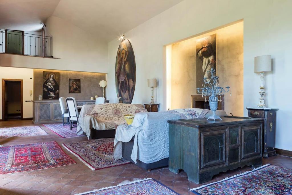 une chambre avec un lit et une table dans une pièce dans l'établissement Casa Dimora Vittoria, à Catane 62 autres photos