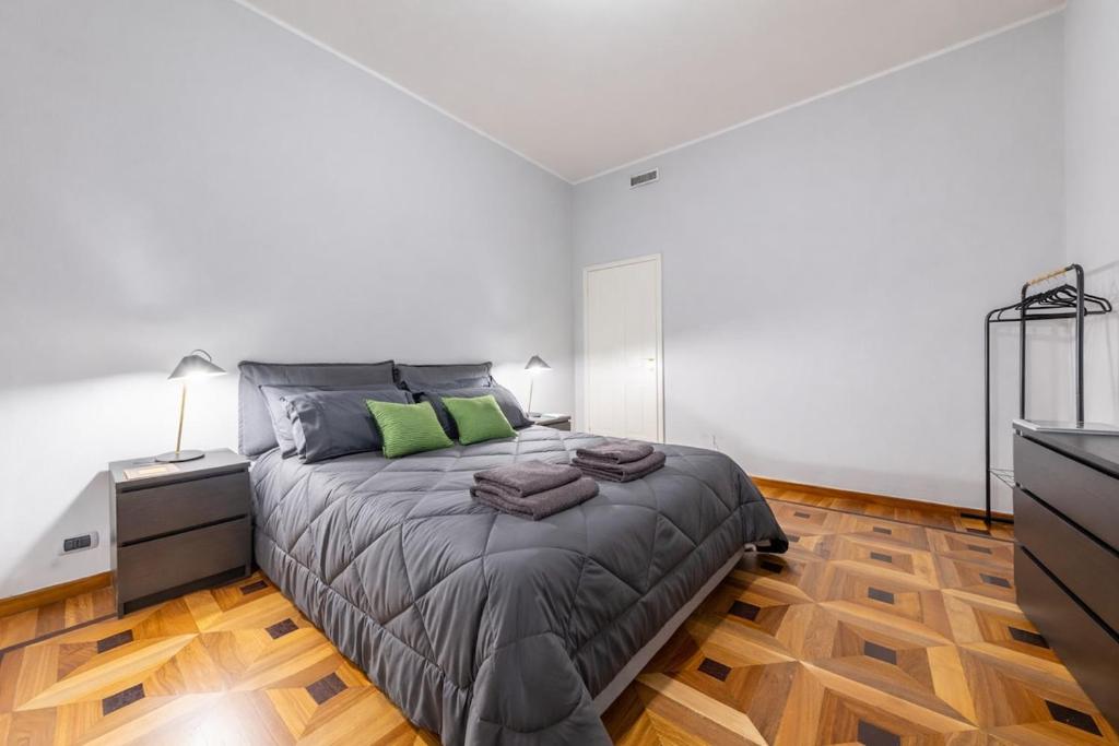 Luxury Flat Crocetta 2 stops from Duomo, AC