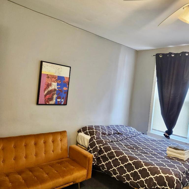 Oui on Ludlow - Entire House and Private Rooms in University City - 