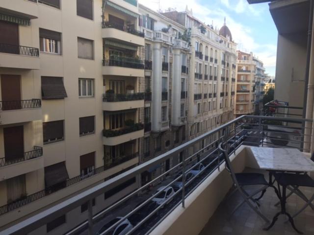 balkon budynku ze stołem w obiekcie Le Palais Martine w Nicei