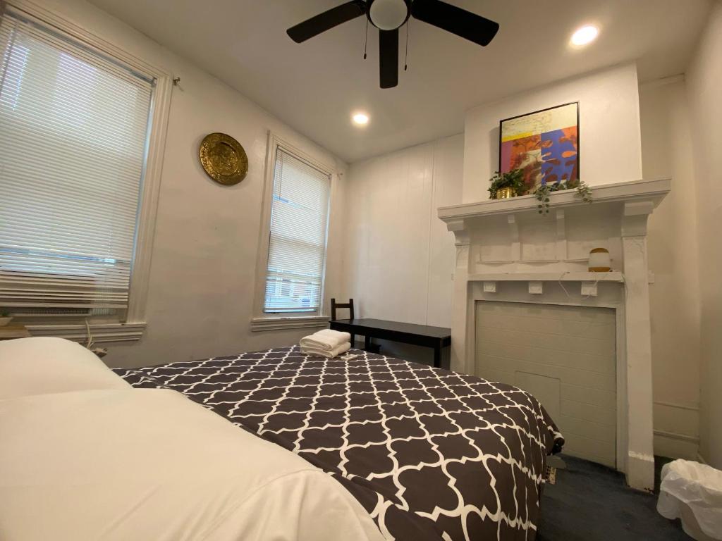 Oui on Ludlow - Entire House and Private Rooms in University City - 
