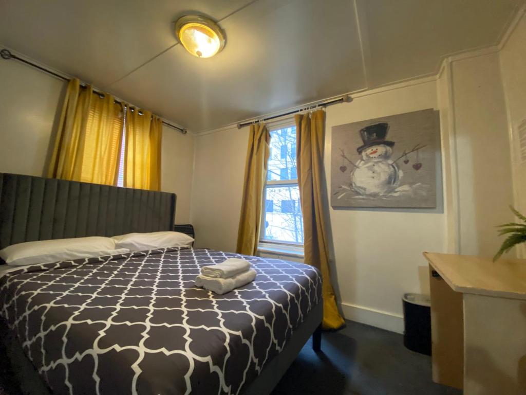 Oui on Ludlow - Entire House and Private Rooms in University City - 