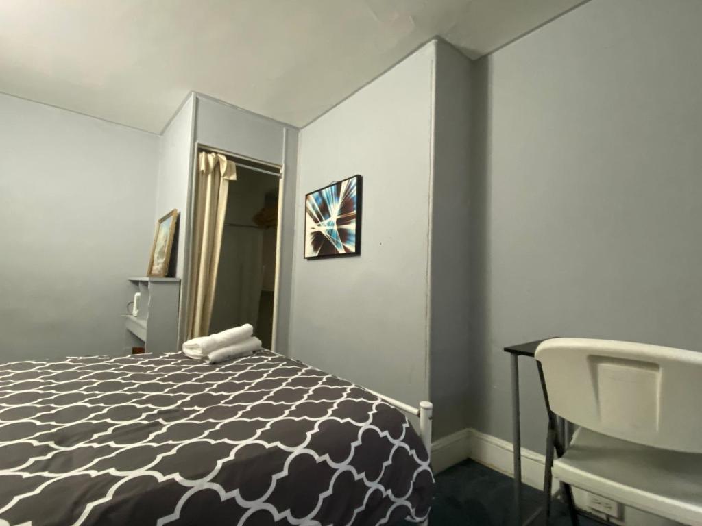 Oui on Ludlow - Entire House and Private Rooms in University City - 