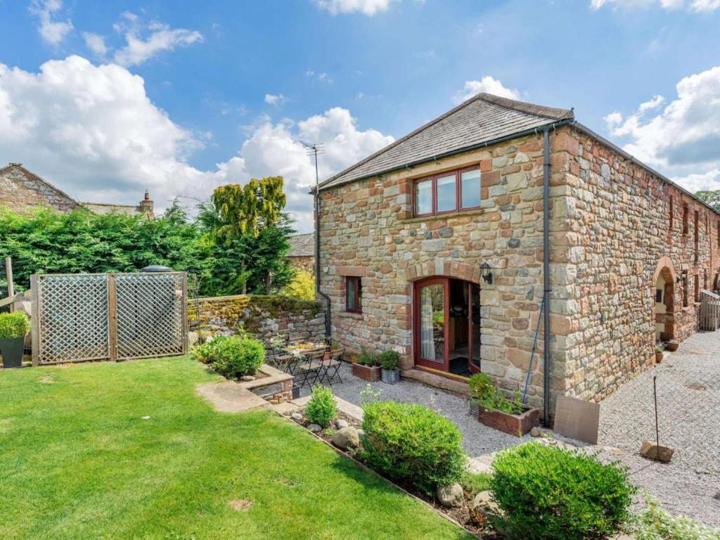 an exterior view of a stone house with a yard at 3 Bed in Appleby-in-westmorland oc-88791 in Crackenthorpe