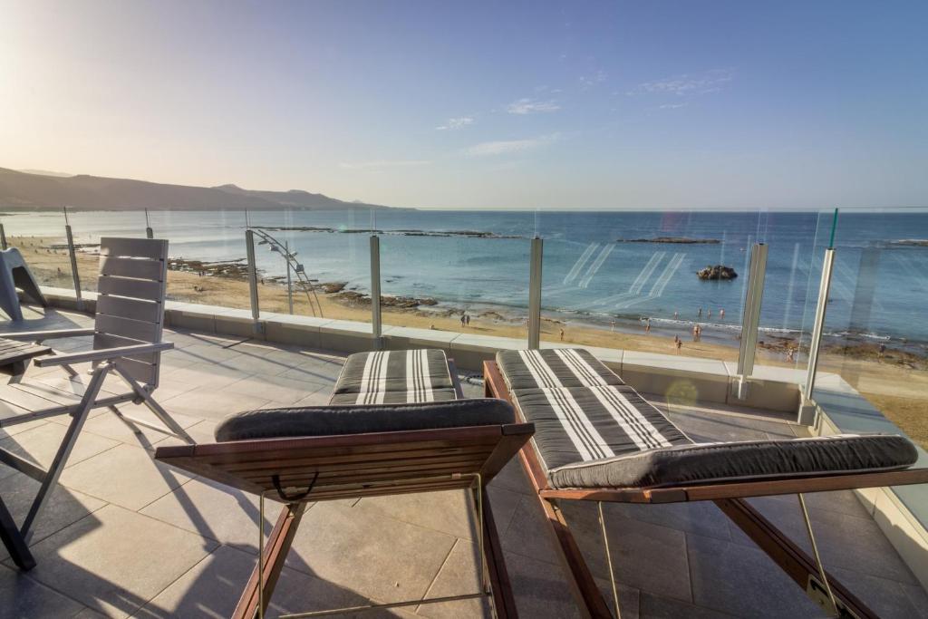 A balcony or terrace at Living Las Canteras - BEACHFRONT ROOF TOP TERRACE