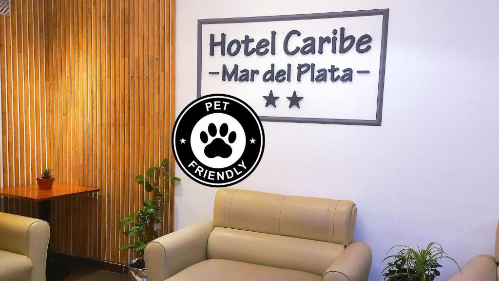 a waiting room with a chair and a sign on the wall at Hotel Caribe in Mar del Plata