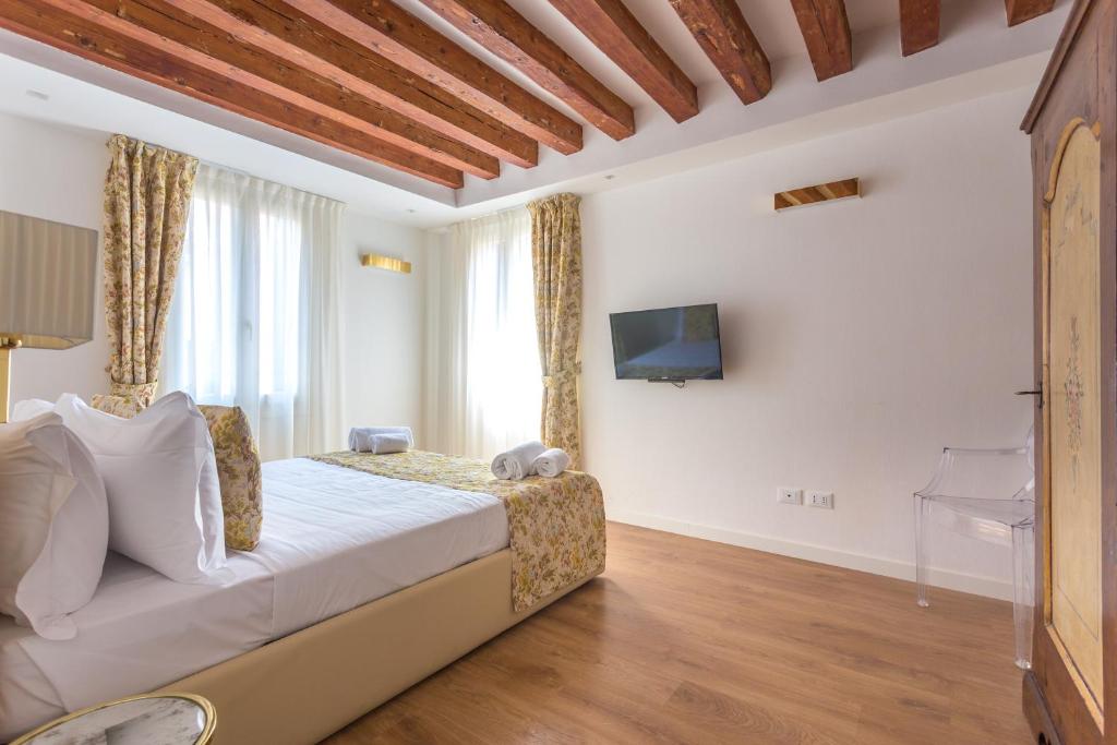 A bed or beds in a room at Home Venice Apartments-Rialto 1 - 2 - 3