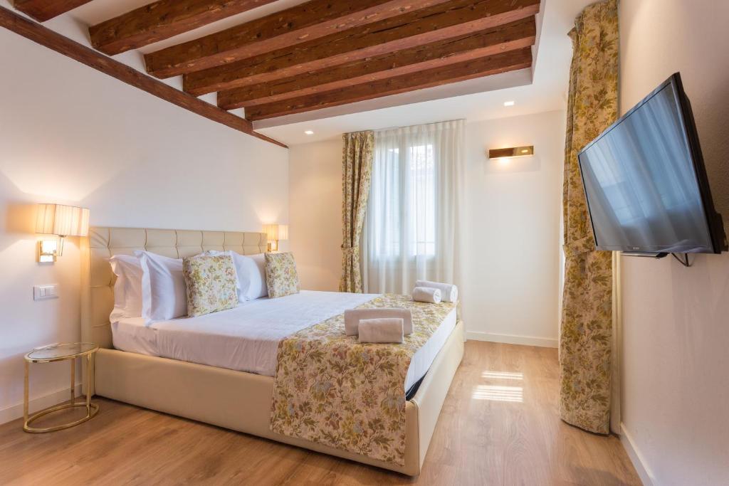 A bed or beds in a room at Home Venice Apartments-Rialto 1 - 2 - 3