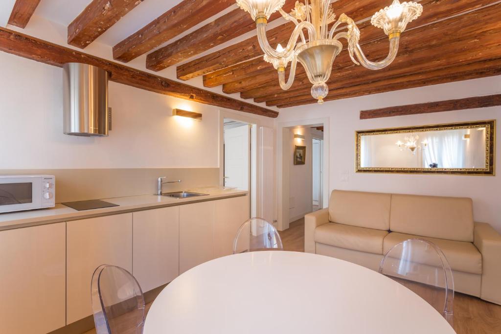 A kitchen or kitchenette at Home Venice Apartments-Rialto 1 - 2 - 3