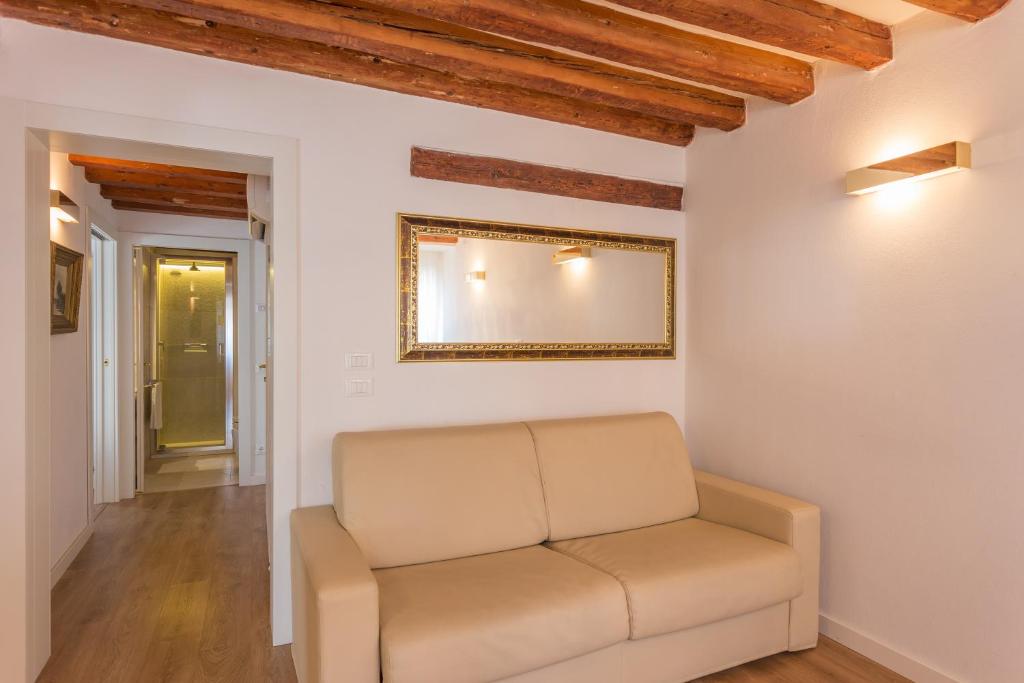 A seating area at Home Venice Apartments-Rialto 1 - 2 - 3
