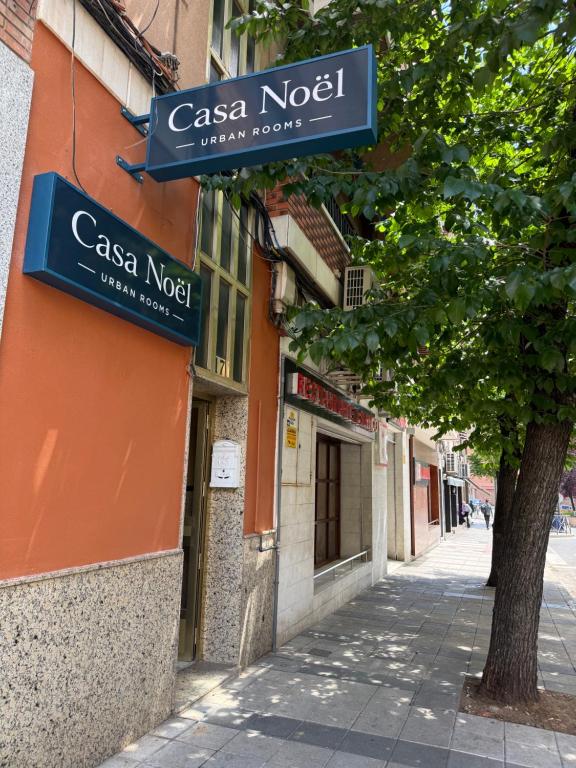 a street with a sign for a casa noti on a building at Casa Noël in Puertollano