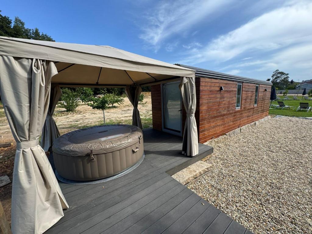 ein großer Whirlpool unter einem Zelt auf einer Terrasse in der Unterkunft Albergue e AL O Brasão Valença in Valença