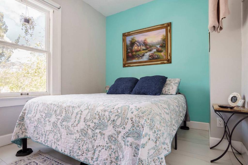 a bedroom with a bed and a painting on the wall at Cozy Aqua Private Suite with Parking in Miami