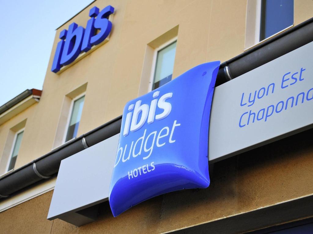 a blue and white sign on the side of a building at ibis budget Lyon Est Chaponnay in Chaponnay