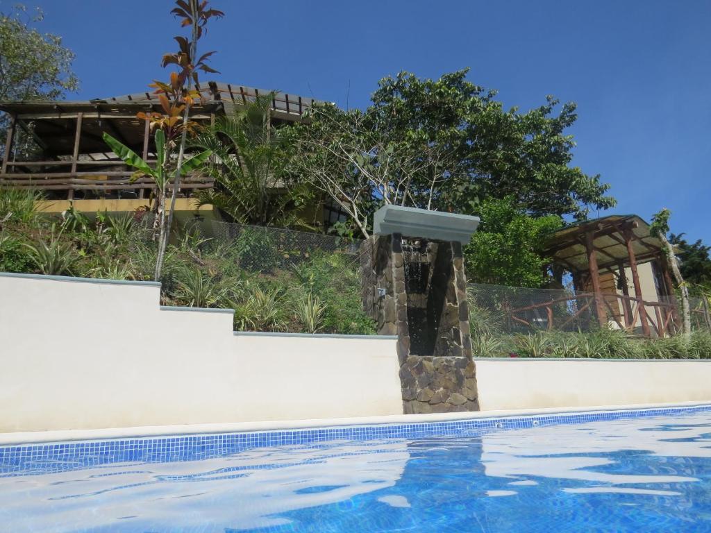 a water fountain next to a swimming pool at Rinconcito Verde in Ujarrás