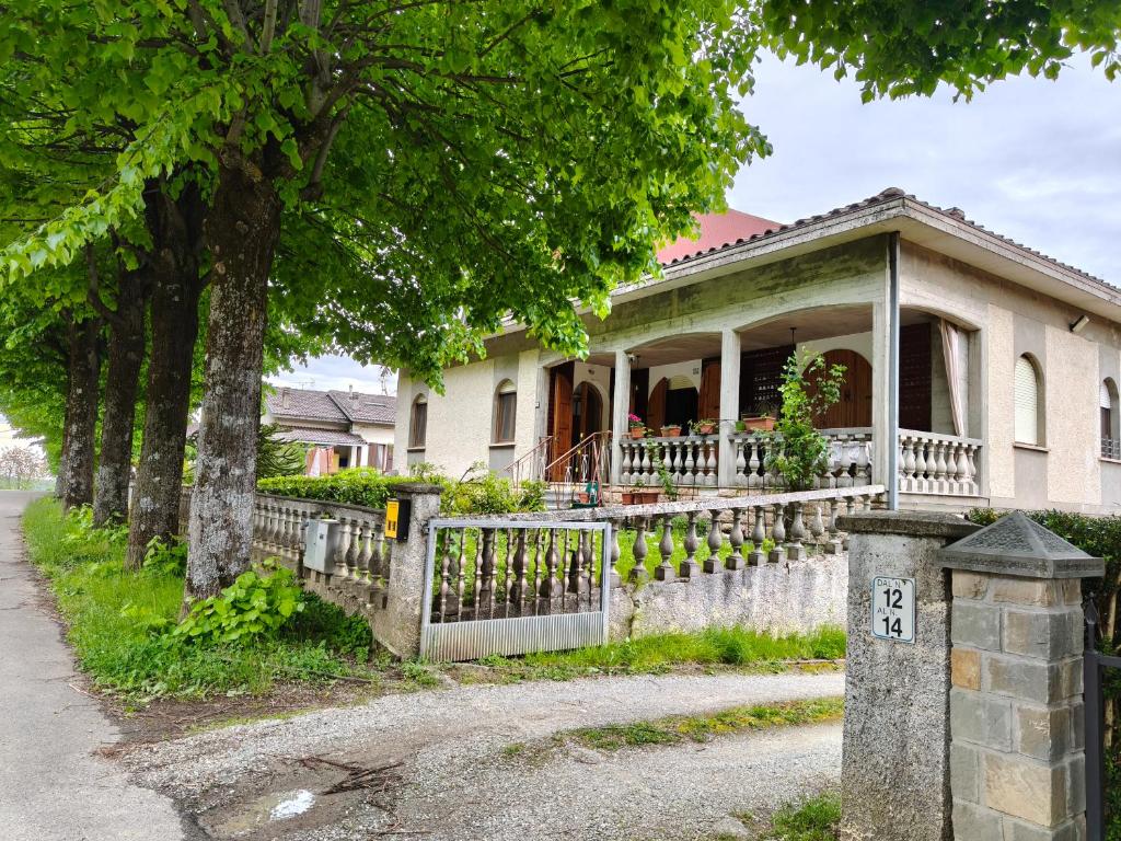 an old house with a fence in front of it at Villa Carol in Polinago