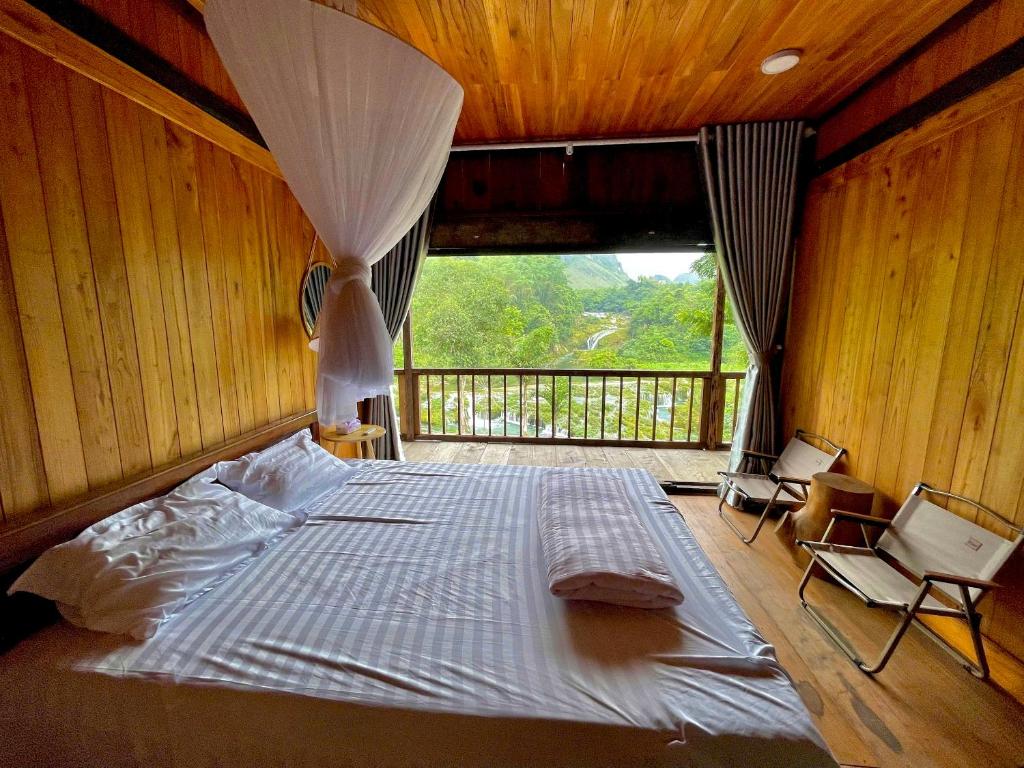 a large bed in a room with a window at Thàng Khám homestay in Lũng Giên