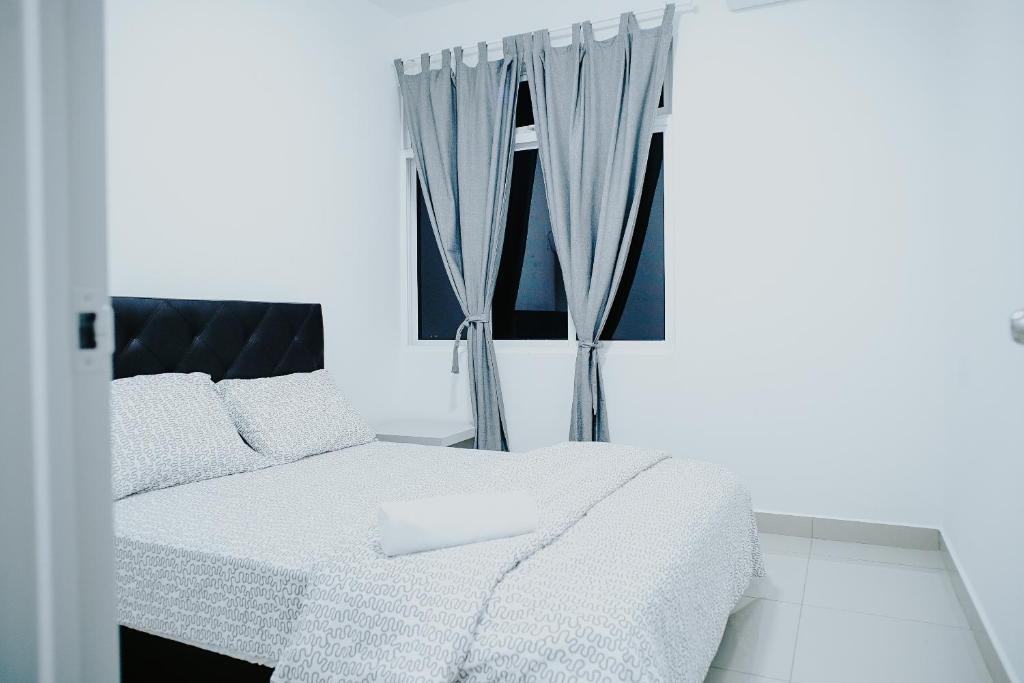 Postel nebo postele na pokoji v ubytování SINGGAH Putrajaya - 3 Bedrooms with Pool and KL View