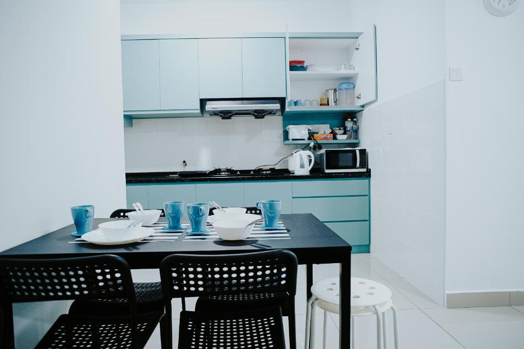 Kuchyň nebo kuchyňský kout v ubytování SINGGAH Putrajaya - 3 Bedrooms with Pool and KL View