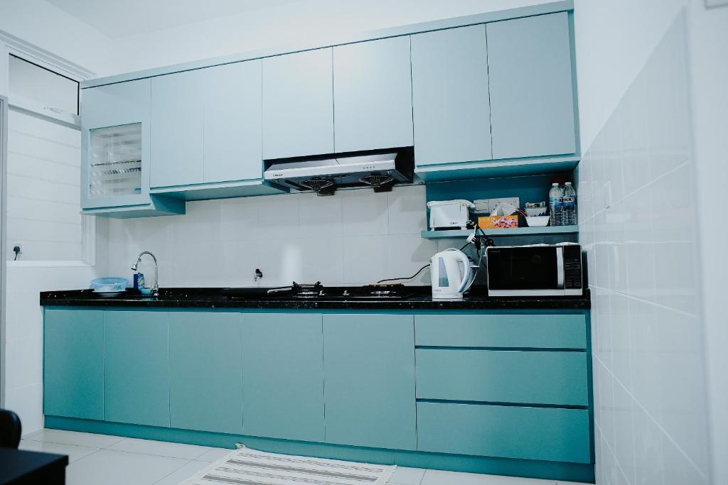 Kuchyň nebo kuchyňský kout v ubytování SINGGAH Putrajaya - 3 Bedrooms with Pool and KL View