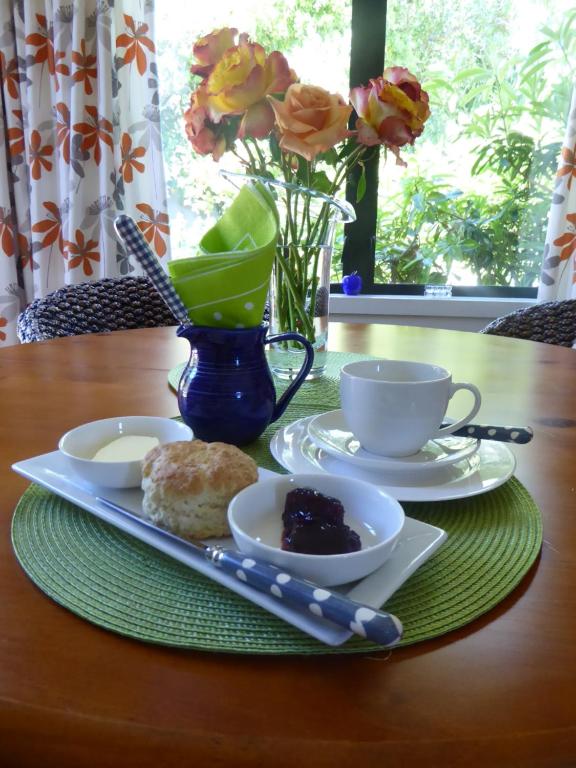 un tavolo con un piatto di cibo e una tazza di caffè di Hazelwood Mapua a Mapua