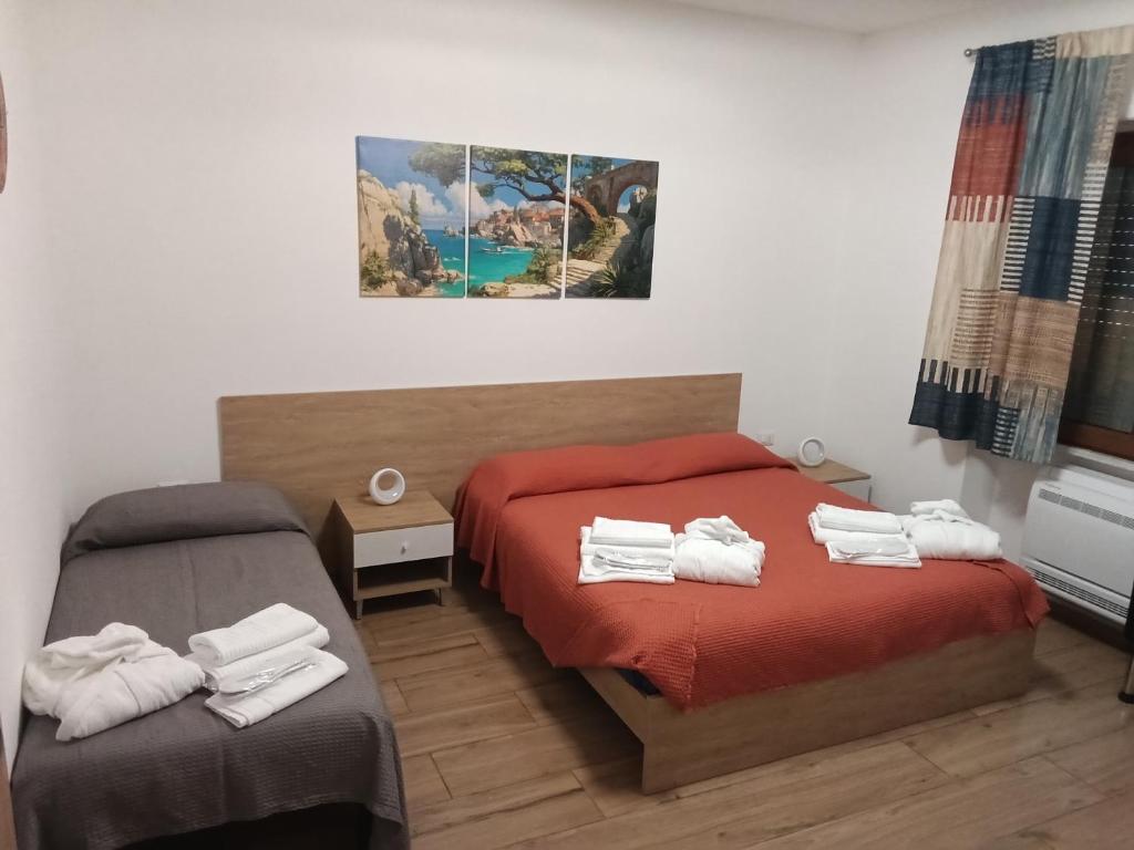 a bedroom with two beds with towels on them at Da Tea in Olzai