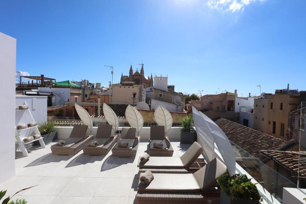 un groupe de chaises sur le toit d'un bâtiment dans l'établissement BO Hotel Palma, à Palma de Majorque
