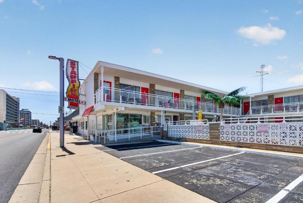 a building on the side of a street at Starfire Motel in Wildwood