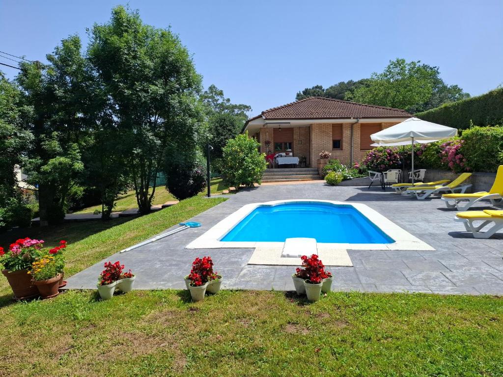 a swimming pool in the yard of a house at Casa Cabarceno Piscina y Barbacoa in Bofetán