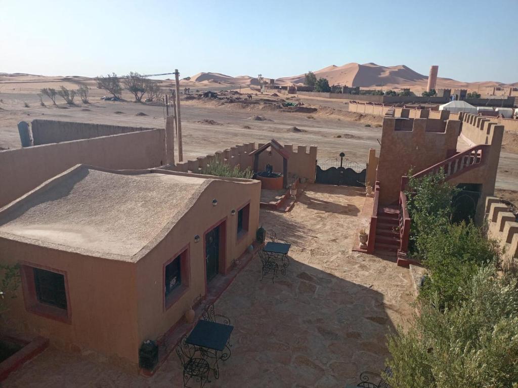 a house in the middle of the desert at Maison Riad Tamarighte in Merzouga