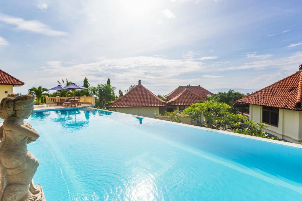 Bazén v ubytování Taman Surgawi Resort & Spa nebo v jeho okolí