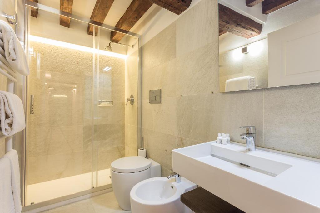 A bathroom at Home Venice Apartments-Rialto 1 - 2 - 3