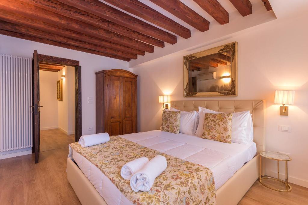 A bed or beds in a room at Home Venice Apartments-Rialto 1 - 2 - 3