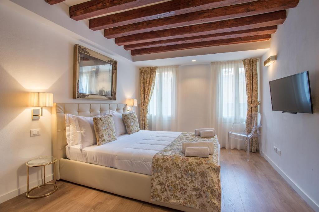 A bed or beds in a room at Home Venice Apartments-Rialto 1 - 2 - 3