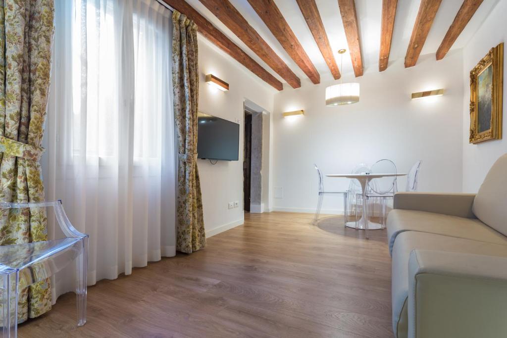 A television and/or entertainment centre at Home Venice Apartments-Rialto 1 - 2 - 3