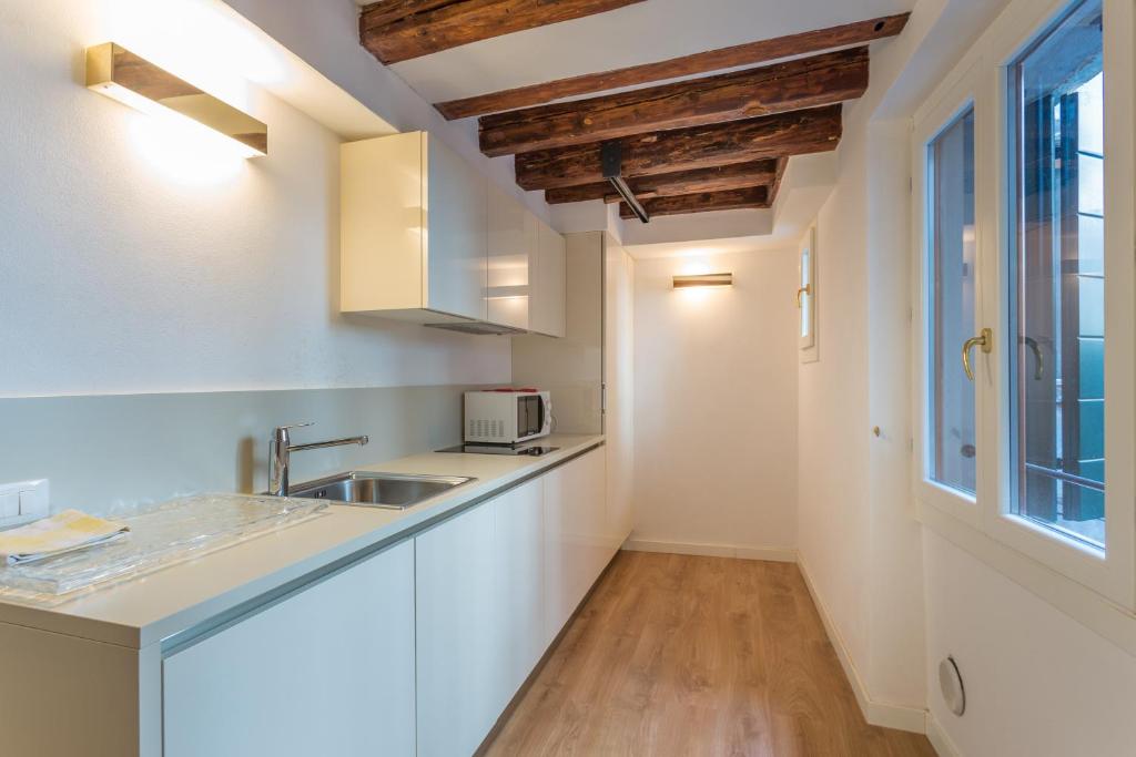 A kitchen or kitchenette at Home Venice Apartments-Rialto 1 - 2 - 3