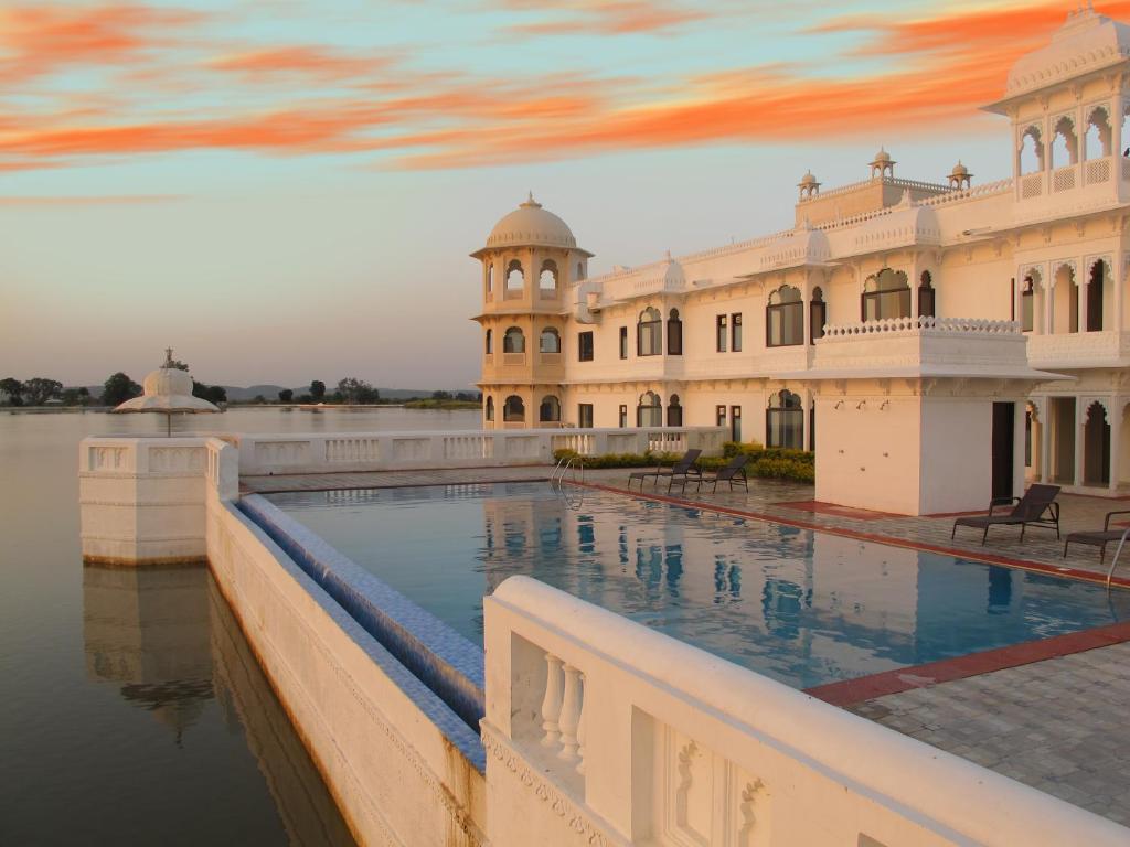Sundlaugin á jüSTa Lake Nahargarh Palace, Chittorgarh eða í nágrenninu