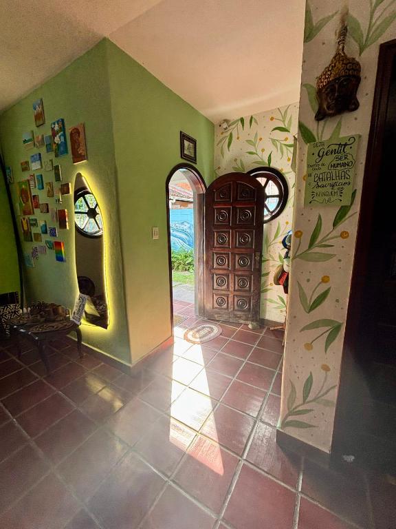 a room with a hallway with a door and a tile floor at Qué onda! in Ubatuba