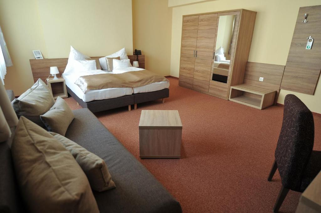 Łóżko lub łóżka w pokoju w obiekcie Centrooms Eger