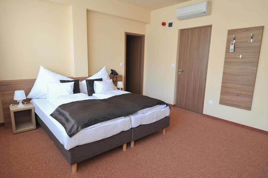 Łóżko lub łóżka w pokoju w obiekcie Centrooms Eger