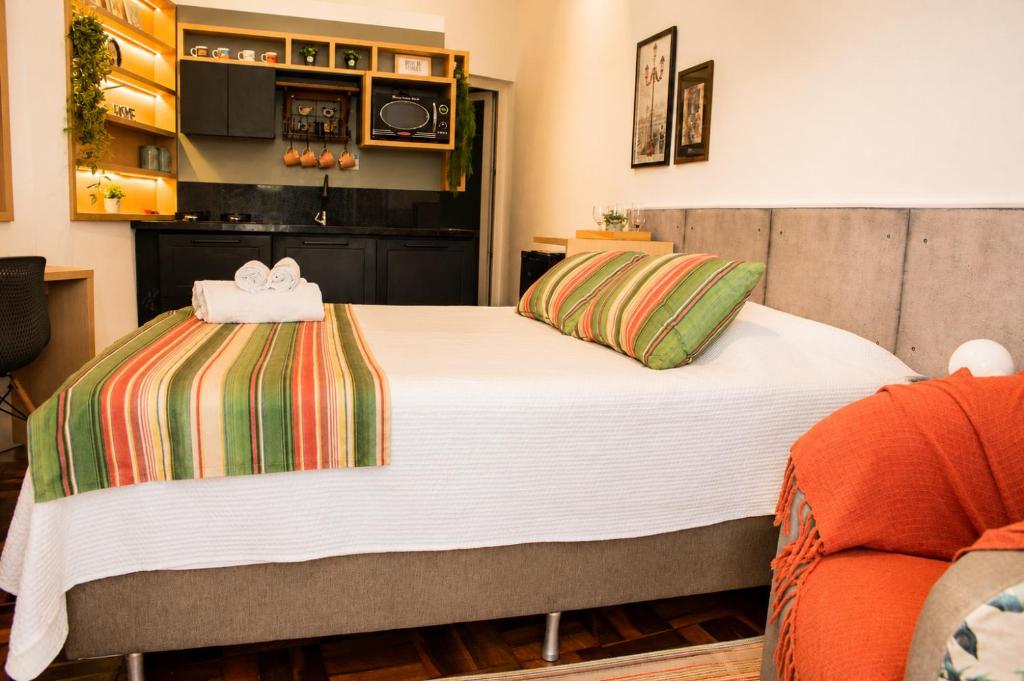 ein Schlafzimmer mit einem großen Bett und zwei Kissen in der Unterkunft Loft Veneto in Maringá